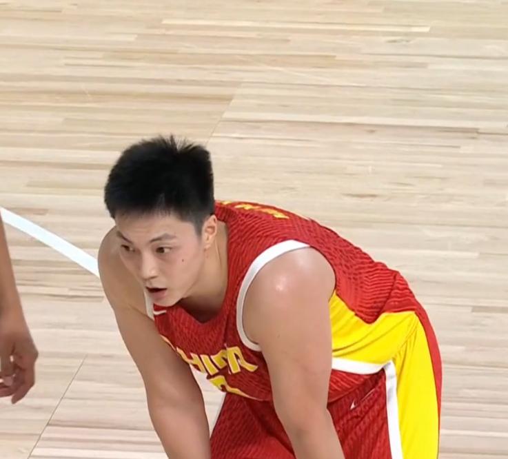 中国男篮惨败给日本二队男篮，最尴尬的就是胡明轩了。不仅仅是因为胡明轩的正负值是-