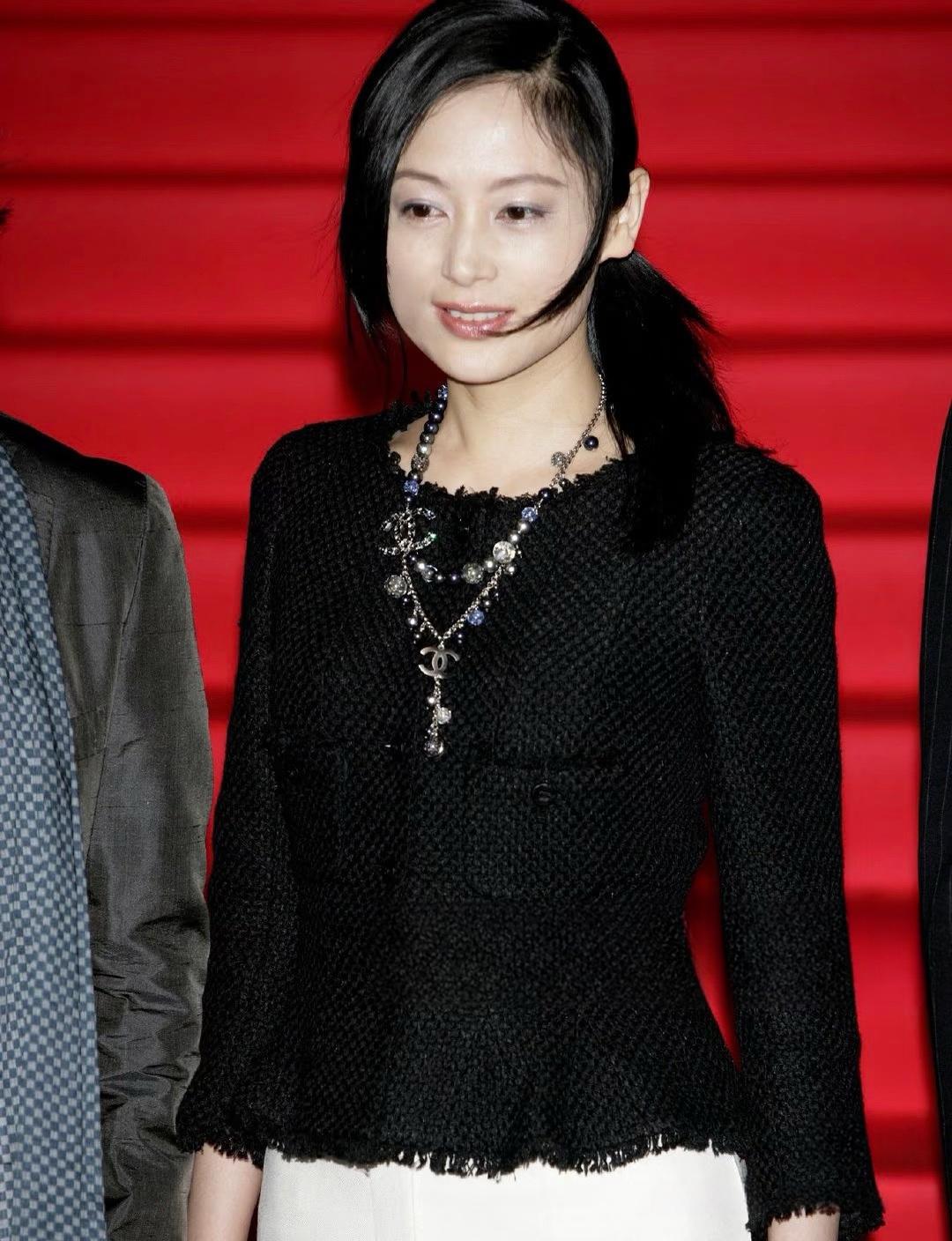 陈红40岁时的一张生图，2008年，陈红参加活动时的画面，她真的好美啊。那时