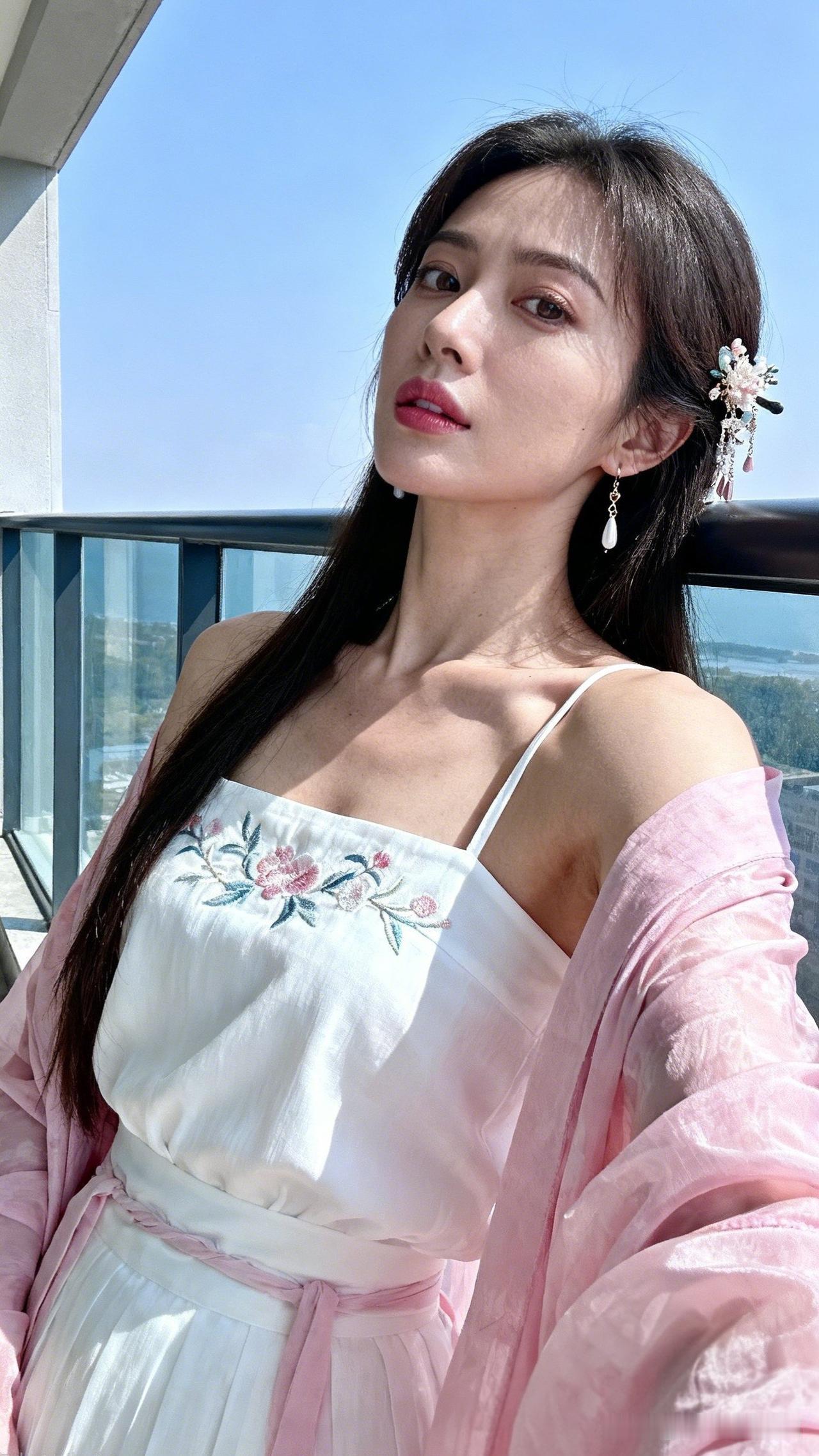 春日微风拂面，花影映红妆。用镜头记录生活的美阳光下的温柔少女，粉色纱裙飘逸，花