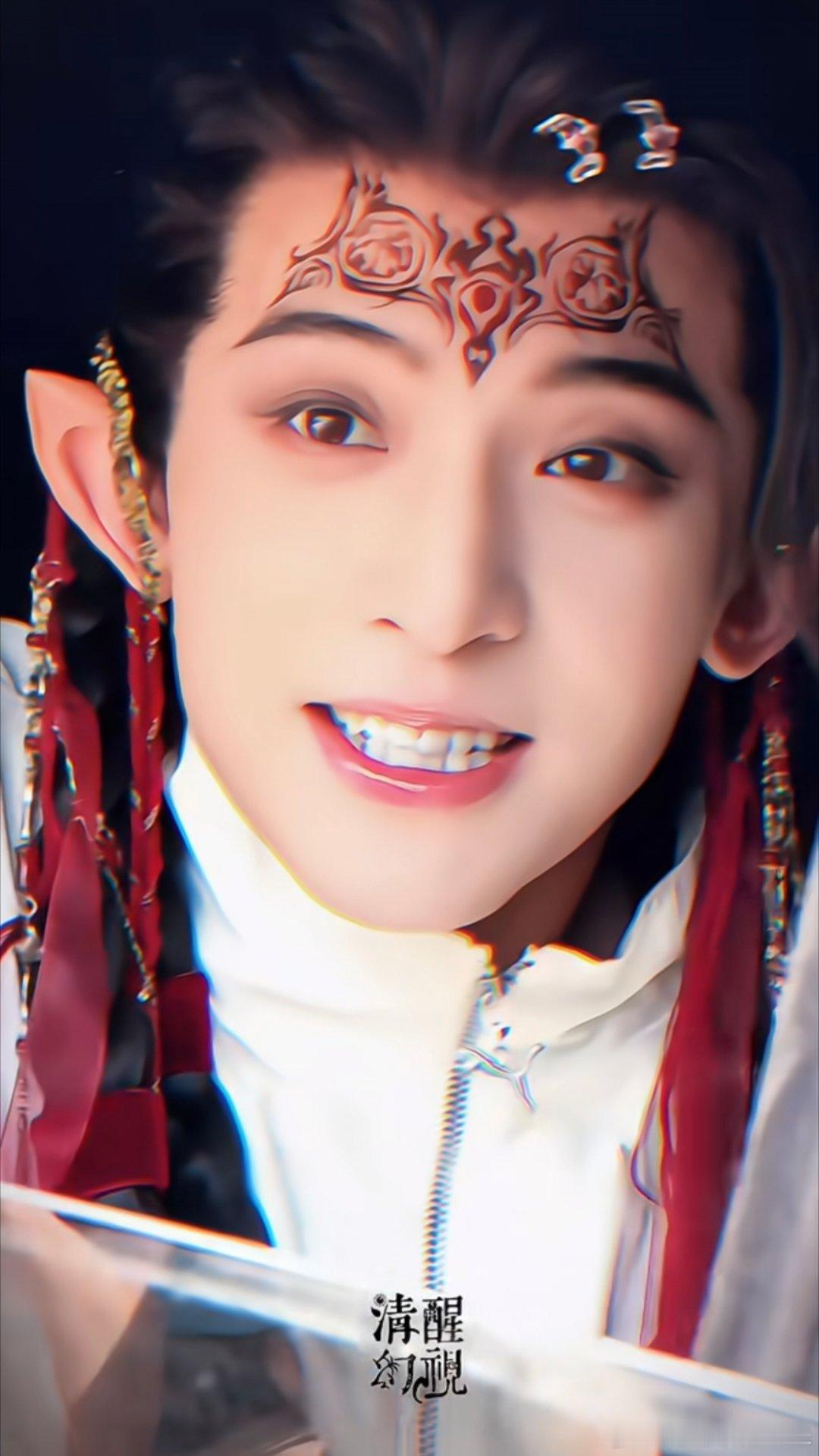 常华森月鳞绮纪里这个妖化额纹好抬他的颜值啊，有点尖嘴猴腮，妖妆反而更有精灵感，好