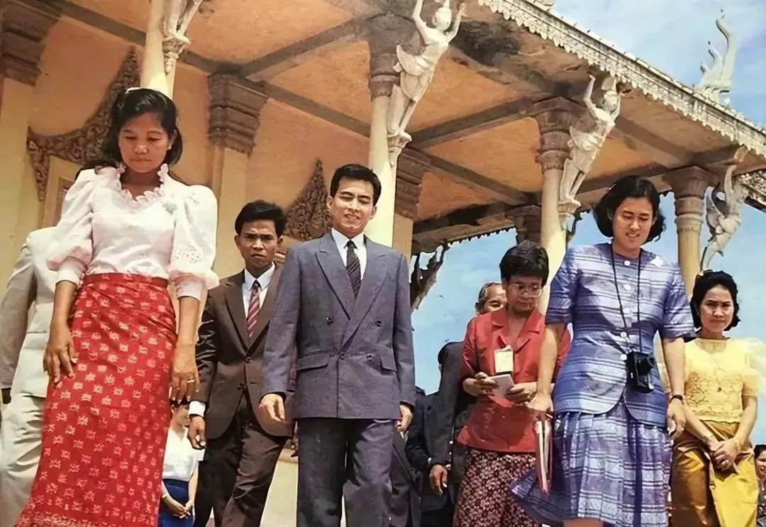 多年前在天涯论坛的一个泰国王室八卦贴里，有网友说，西哈莫尼国王和诗琳通公主都是年