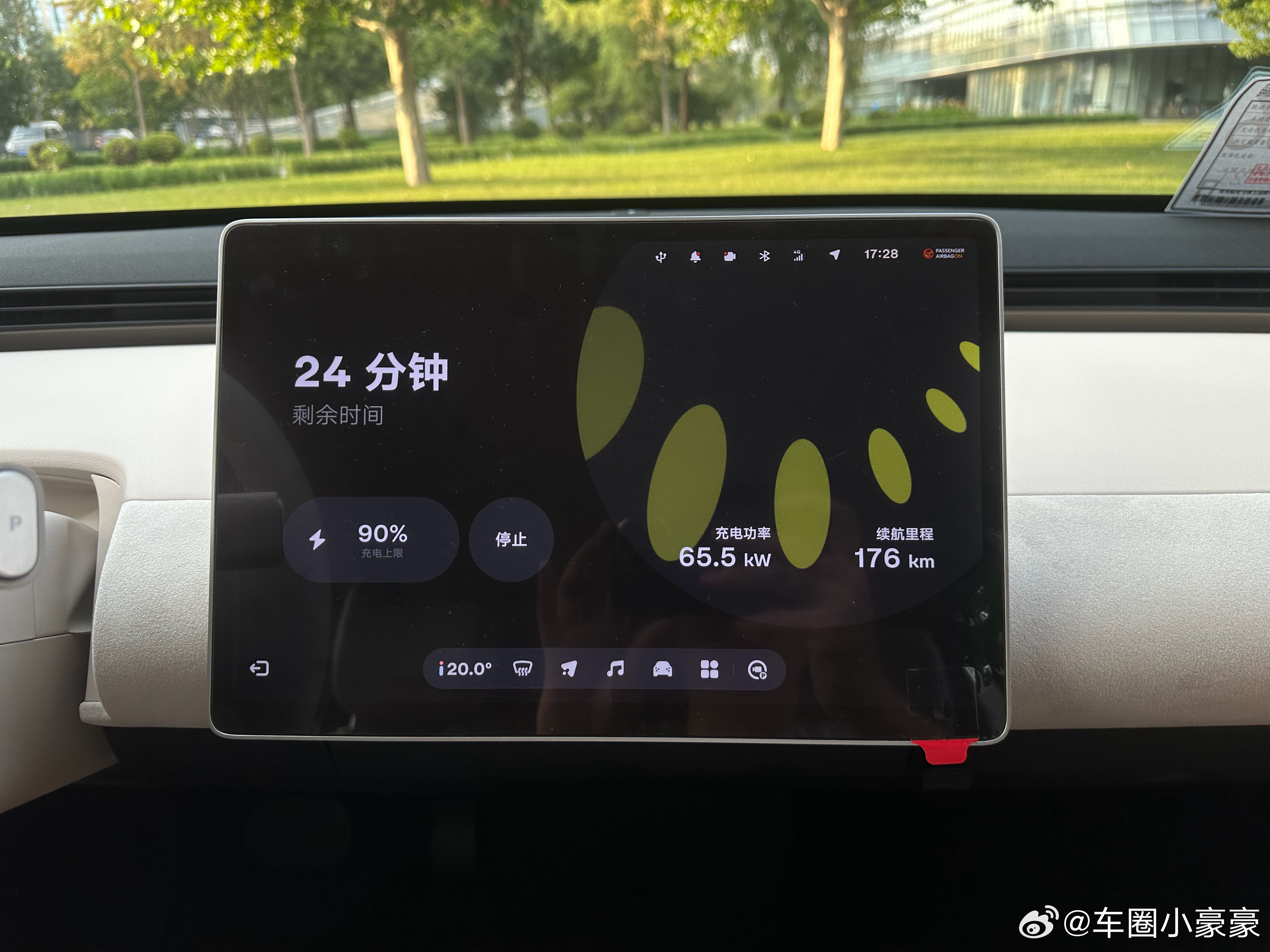 开车狂魔今天再次上线，提车4天开了300km，现在在蔚来超充站充电，旁边没车充电
