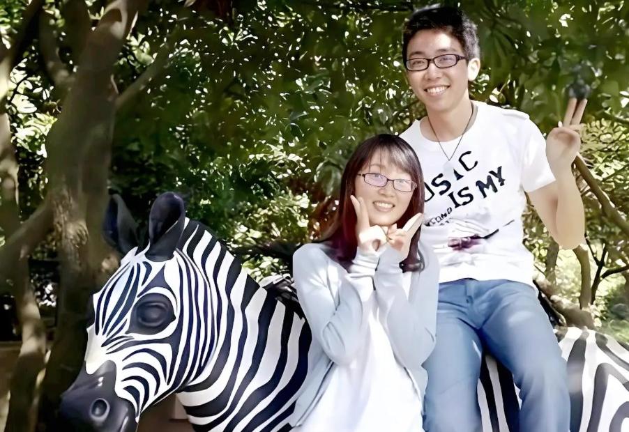 侯霄霖是章莹颖相恋了八年的男友，如今37岁的他已经从北京大学博士毕业，还没有结婚