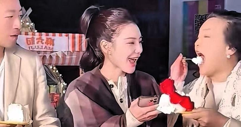 马筱梅第一次见张兰，她说，你又瘦了，张兰乐开了花，果然，女人都爱听这个，特别是身