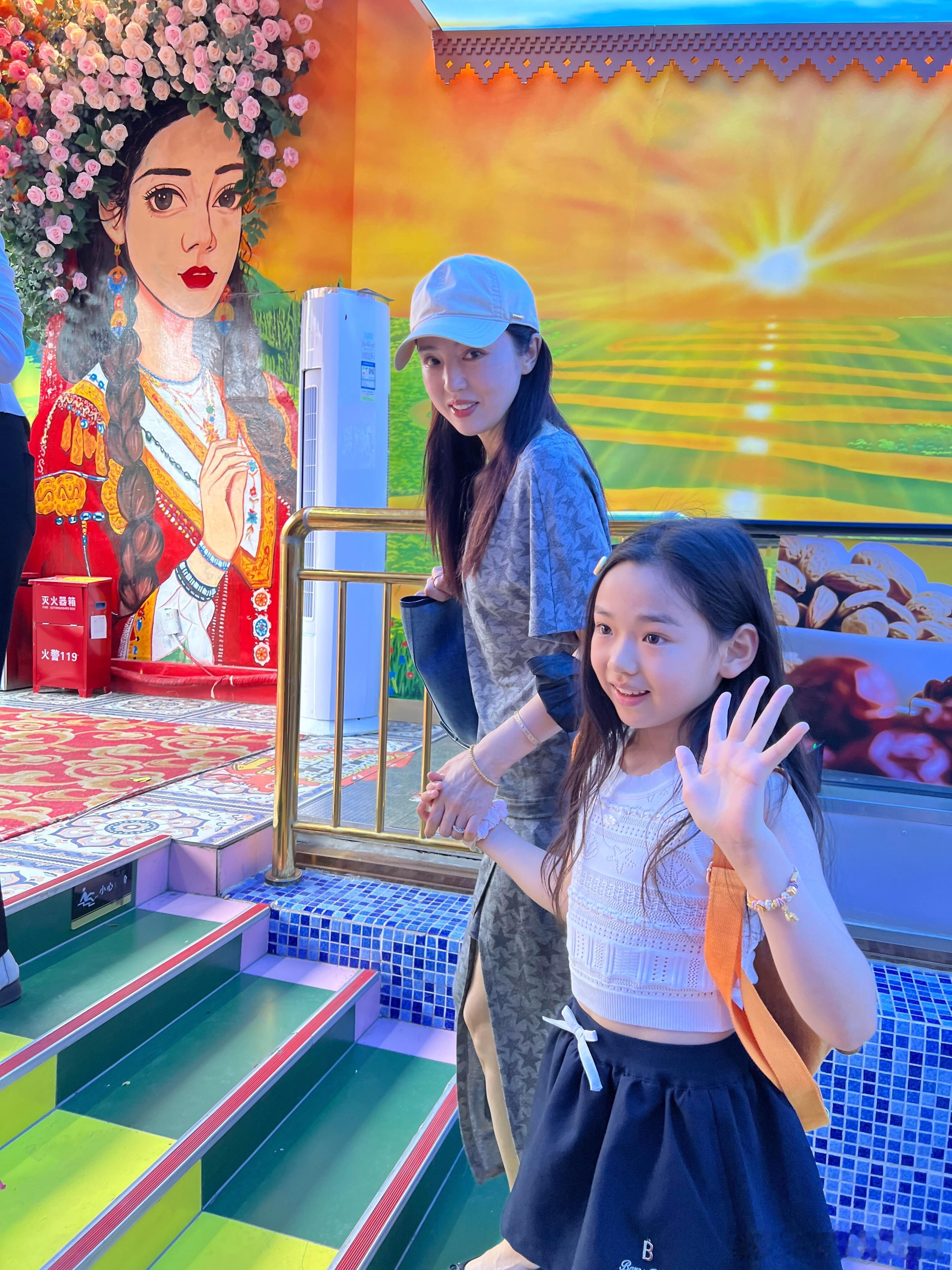 董璇带女儿新疆游玩，未见老公张维伊，9岁小酒窝与路人互动，落落大方很是可爱。​