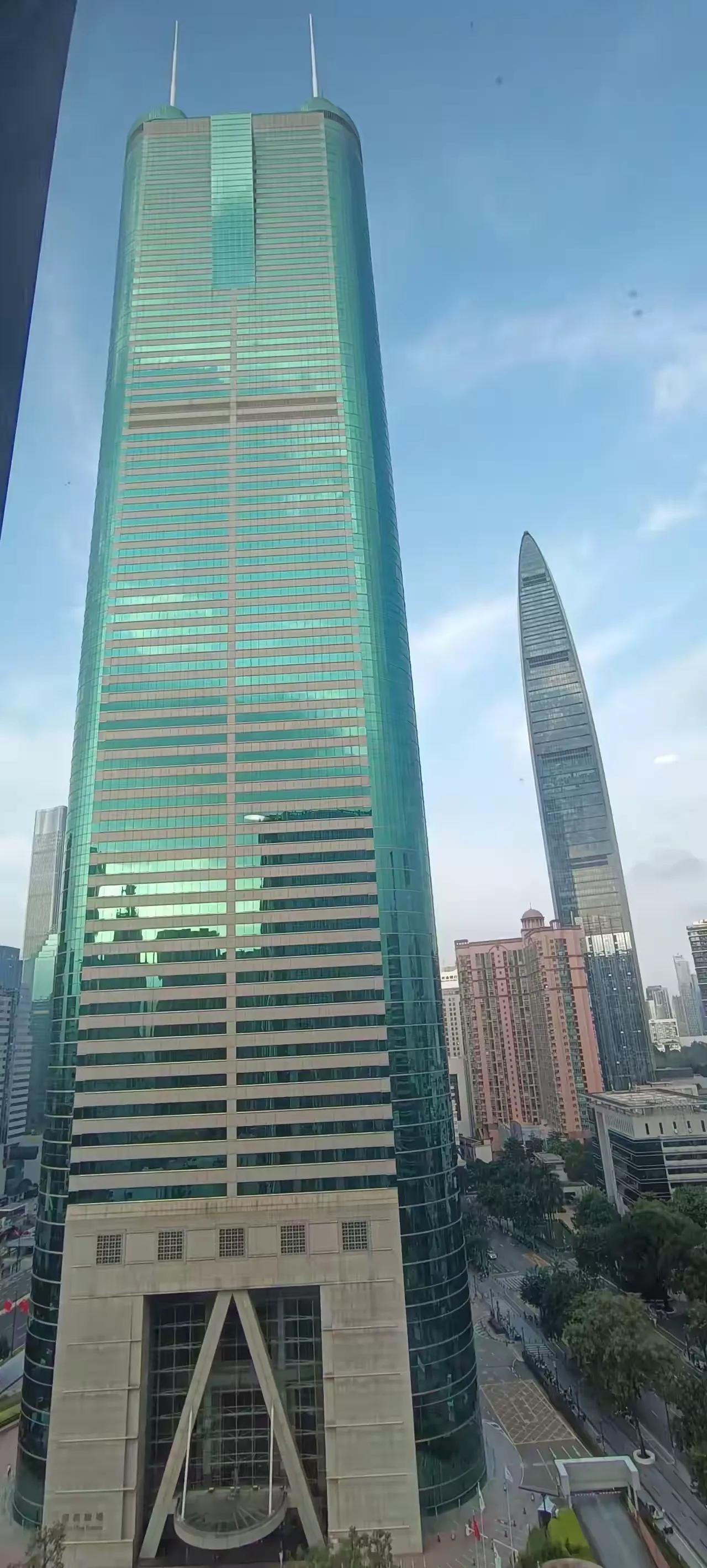 一座是深圳的帝王大厦，一幢是广州的中信大厦，高度都差不多，而且两幢大厦的顶部都是