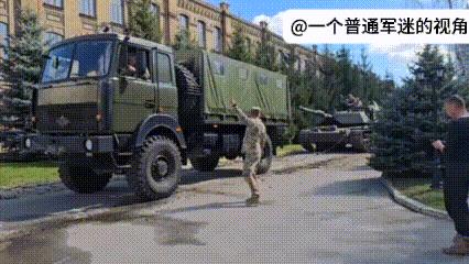 乌克兰军队将一辆美制M1A1“艾布拉姆斯”坦克送进了基辅博物馆收藏，供游客们参观