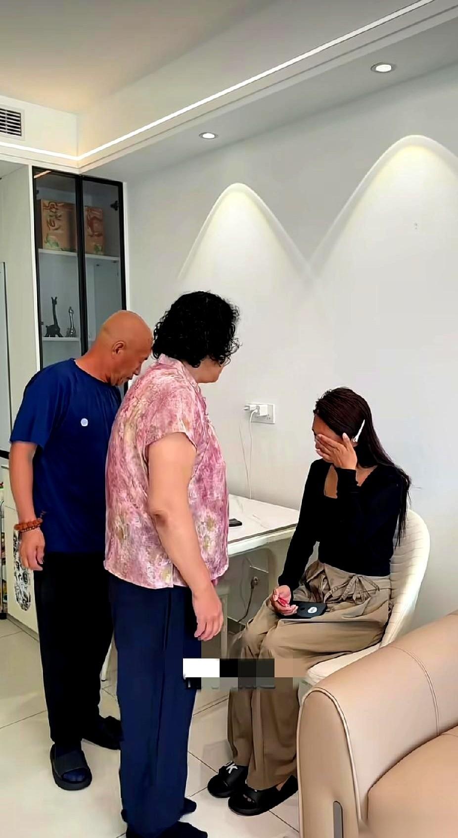 “借钱？没有。”客厅里的电视还在放着连续剧，公公头也没抬，撂下这四个字，一把拽