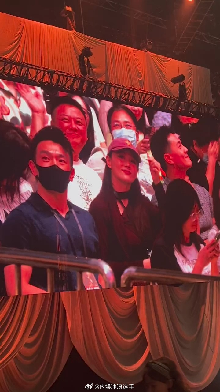 张馨予何捷现身张碧晨演唱会张馨予何捷看张碧晨演唱会哇，好甜蜜​​​