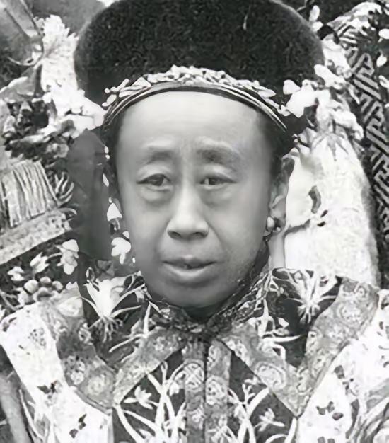 一天，老佛爷正乐呵呵换新装，冷不丁背后飘来一句：“半老徐娘瞎打扮，给哪个野男人瞧