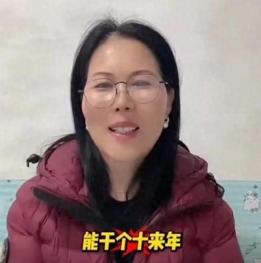 保姆小杨阿姨硬刚网友，至少还能给汪小菲家做10年。 兰姐说是在等签证，马筱梅