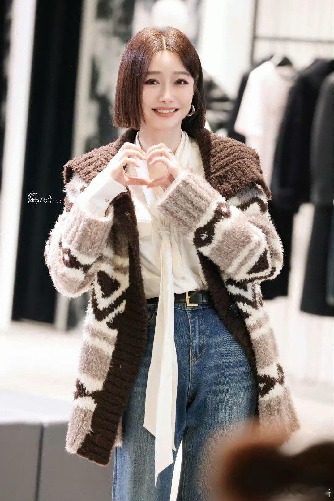 这是什么神仙颜值！秦岚穿着大翻领毛衣的样子太温婉，举手投足间尽显优雅气质，那份温