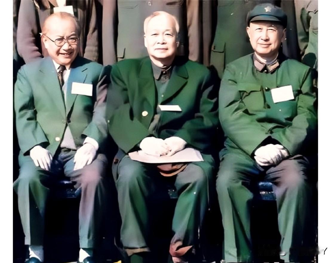一张珍贵的老照片，拍摄于1985年，这才是他们三人当时的真实貌相，并非演员所扮演