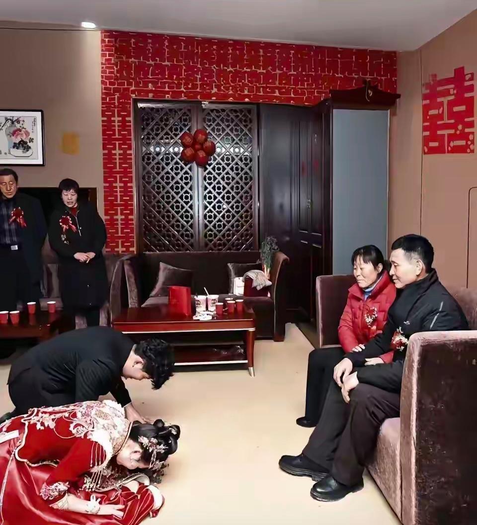 在那婚礼的庄严时刻，一对新人竟出人意料地提出，需支付四万八千元的“改口费”，作为