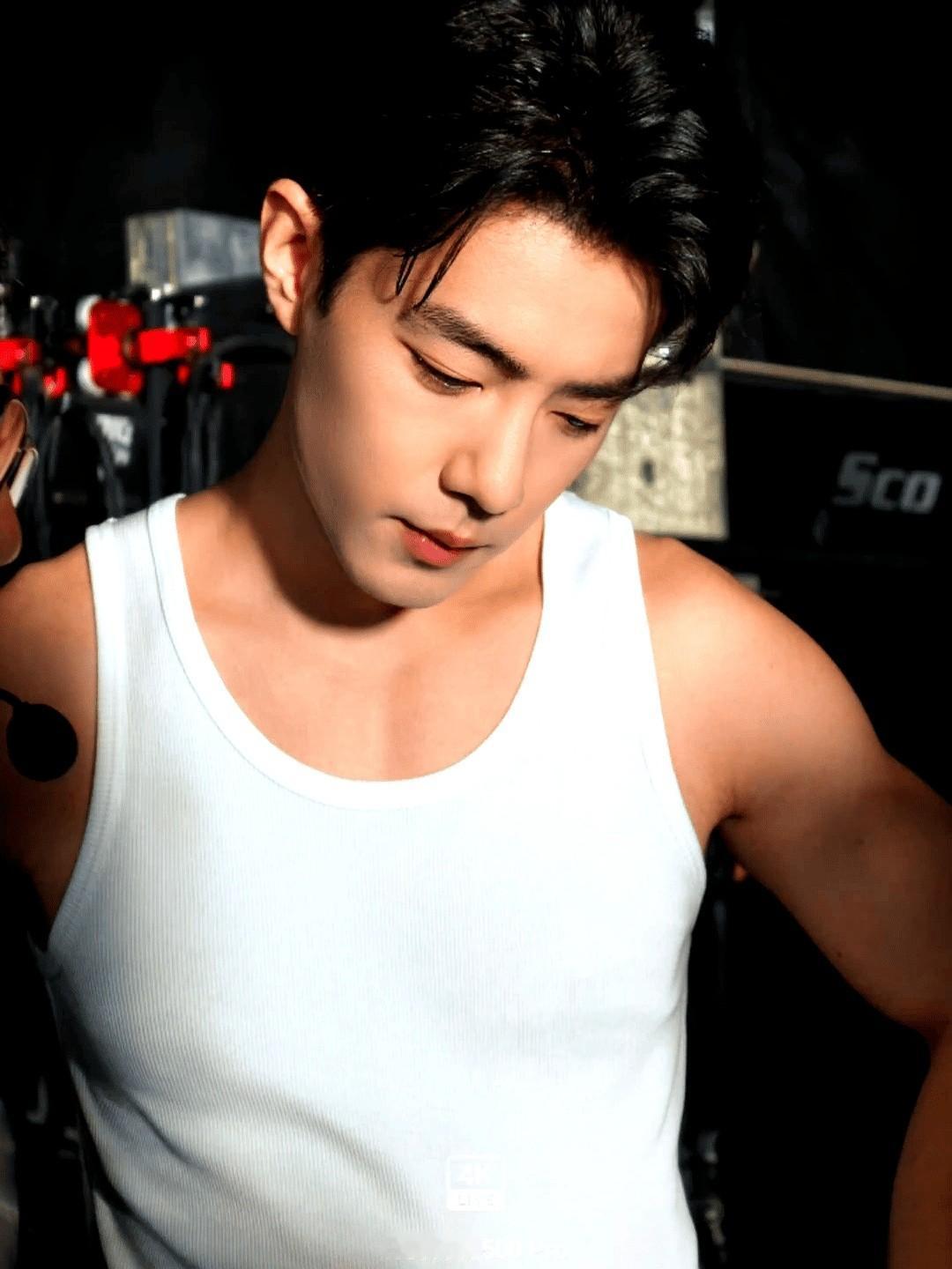 有没有觉得肖战越来越有魅力了！最近刷到他的物料，简直帅到让人挪不开眼。一眼惊艳不