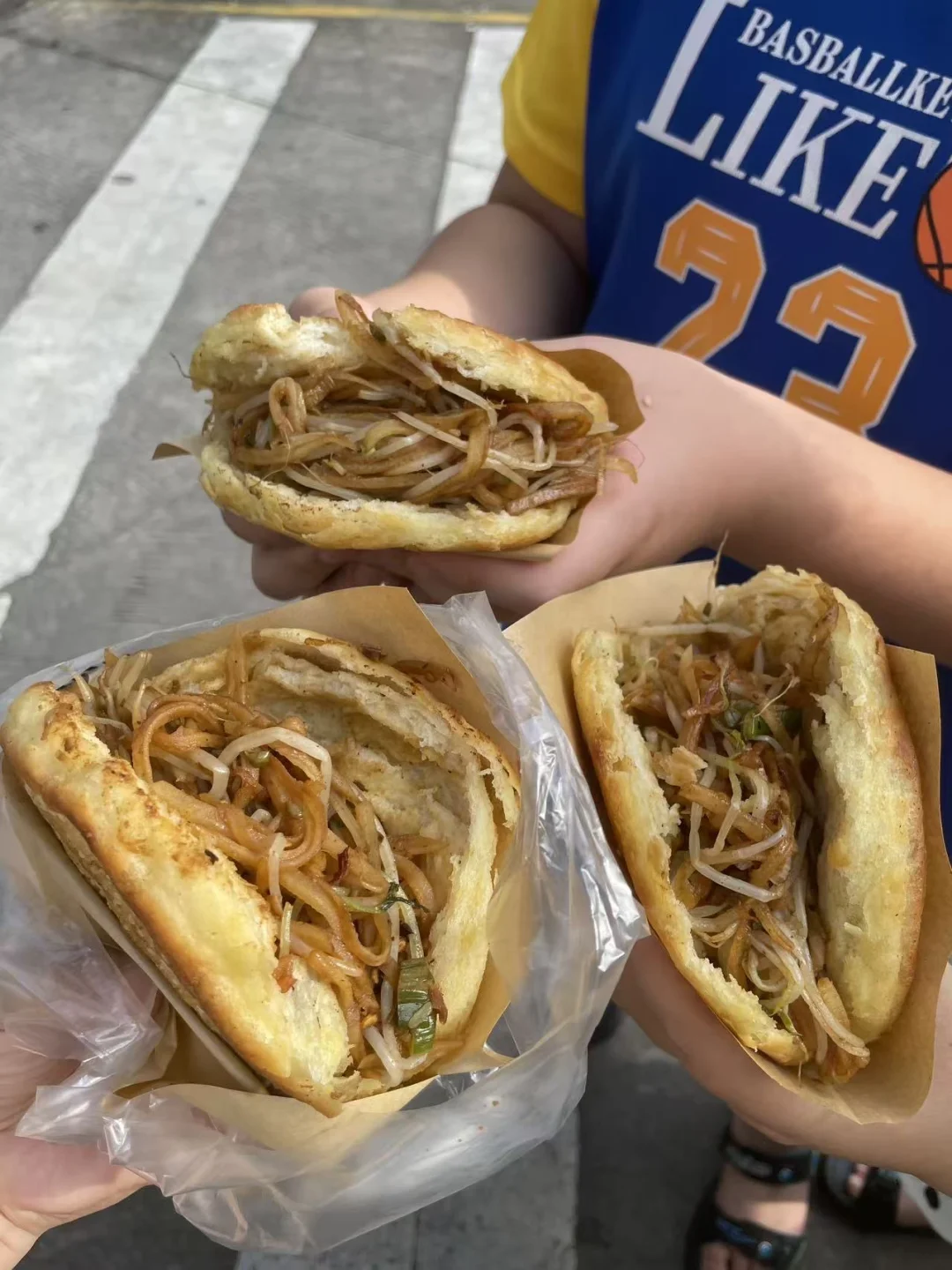花都街头贼好吃的河南烧饼加菜