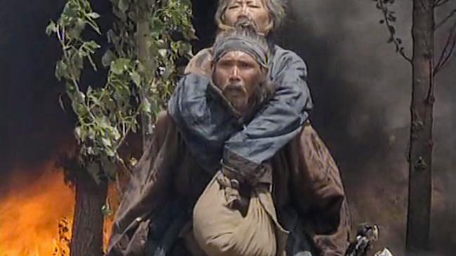 介子推被烧死在绵山那天，晋文公站在山下，手里攥着一截烧焦的柳木，半天没说话。 
