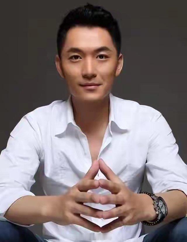 他和陆毅是同班同学，娶了初恋女富婆，18年零绯闻，17岁儿子却不像他​
