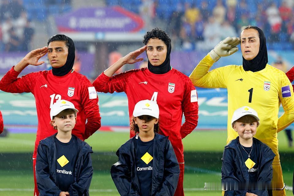 反转来了！伊朗女足国脚扎尔菲刚在澳大利亚提出避难申请，转头就宣布撤回，决定回国。