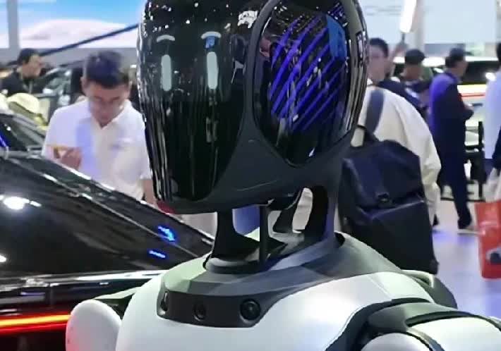 目前使用的液态锂电池能量密度超不过300wh/Kg。而全固态电池这