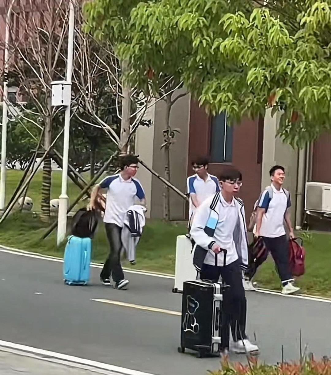 昨天被我高二的女儿一句话破防了！孩子说妈妈，能不能给我买个三五百的鞋子穿，我说你