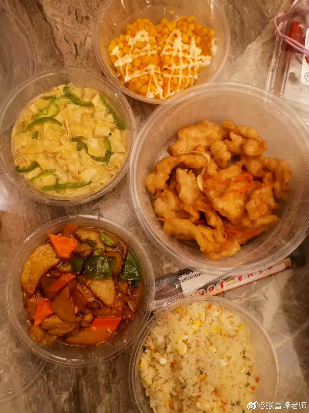 张雪峰最爱的一道菜就是“东北锅包肉”，他爱美食，也爱做饭，女儿周岁生日，他进行了