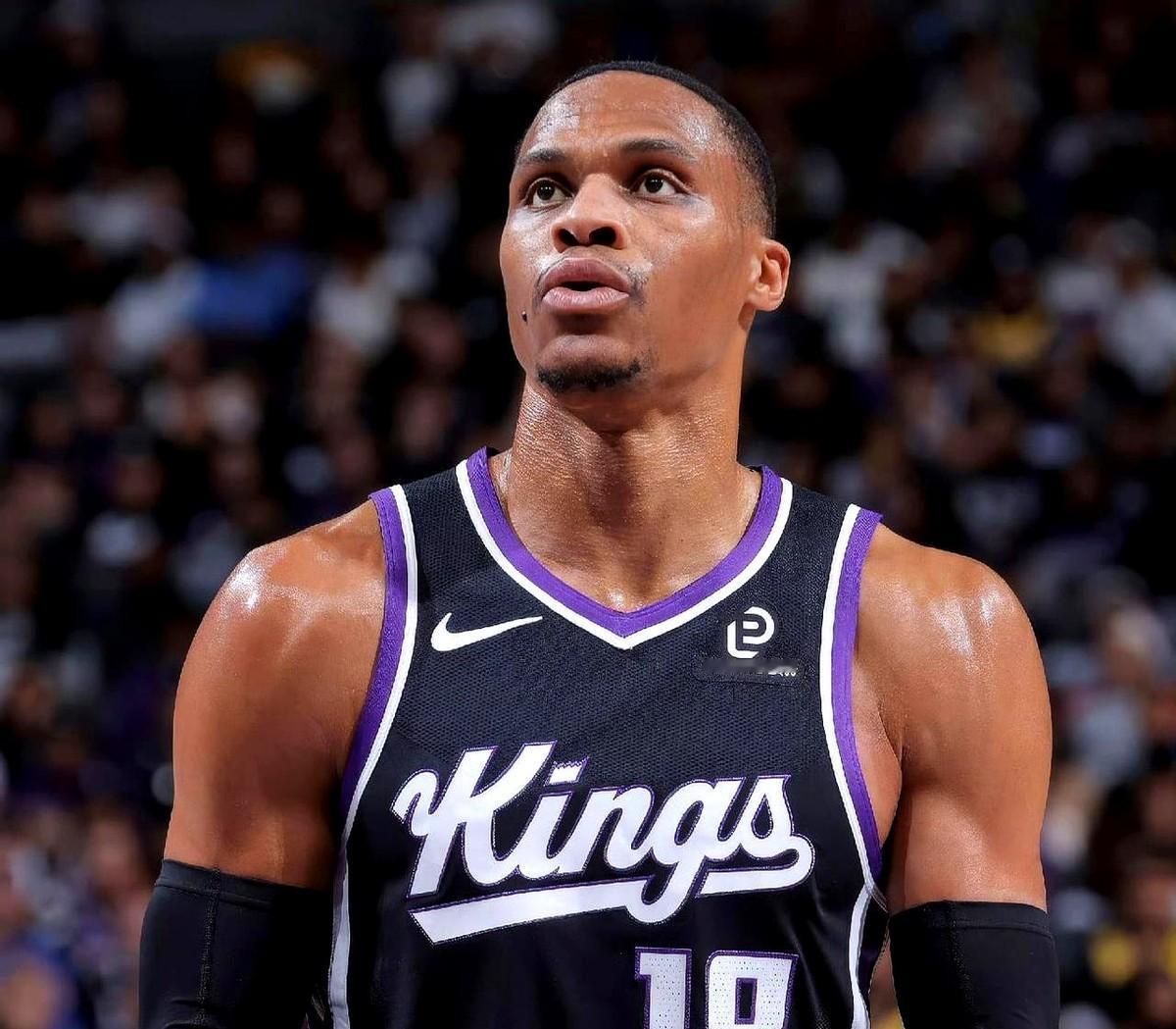 威少顶上大前锋,国王赢了。没福克斯?他扛起攻防,14分8板7助攻,正负值+1