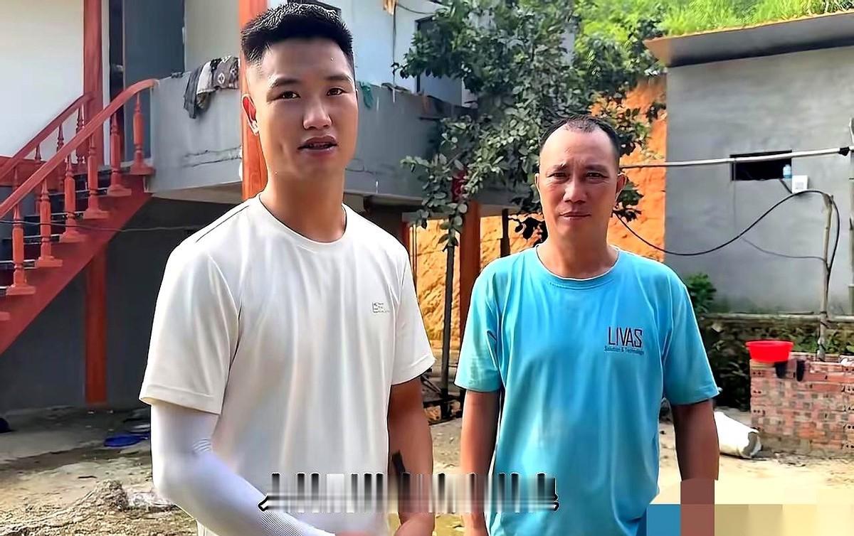 镜头里，网红小潘正大手一挥，给越南小舅子发着工资，帮小叔子盖着新房。满屏的弹幕