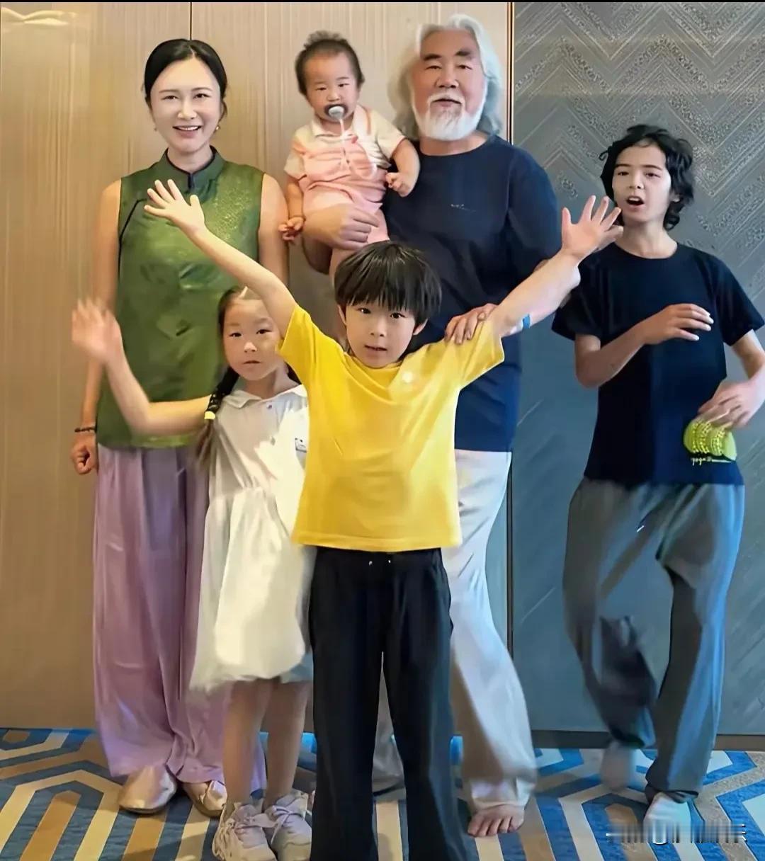 张纪中，太幸福了！张纪中携家人越南度假！74岁导演变"超级奶爸"，1岁半小龙