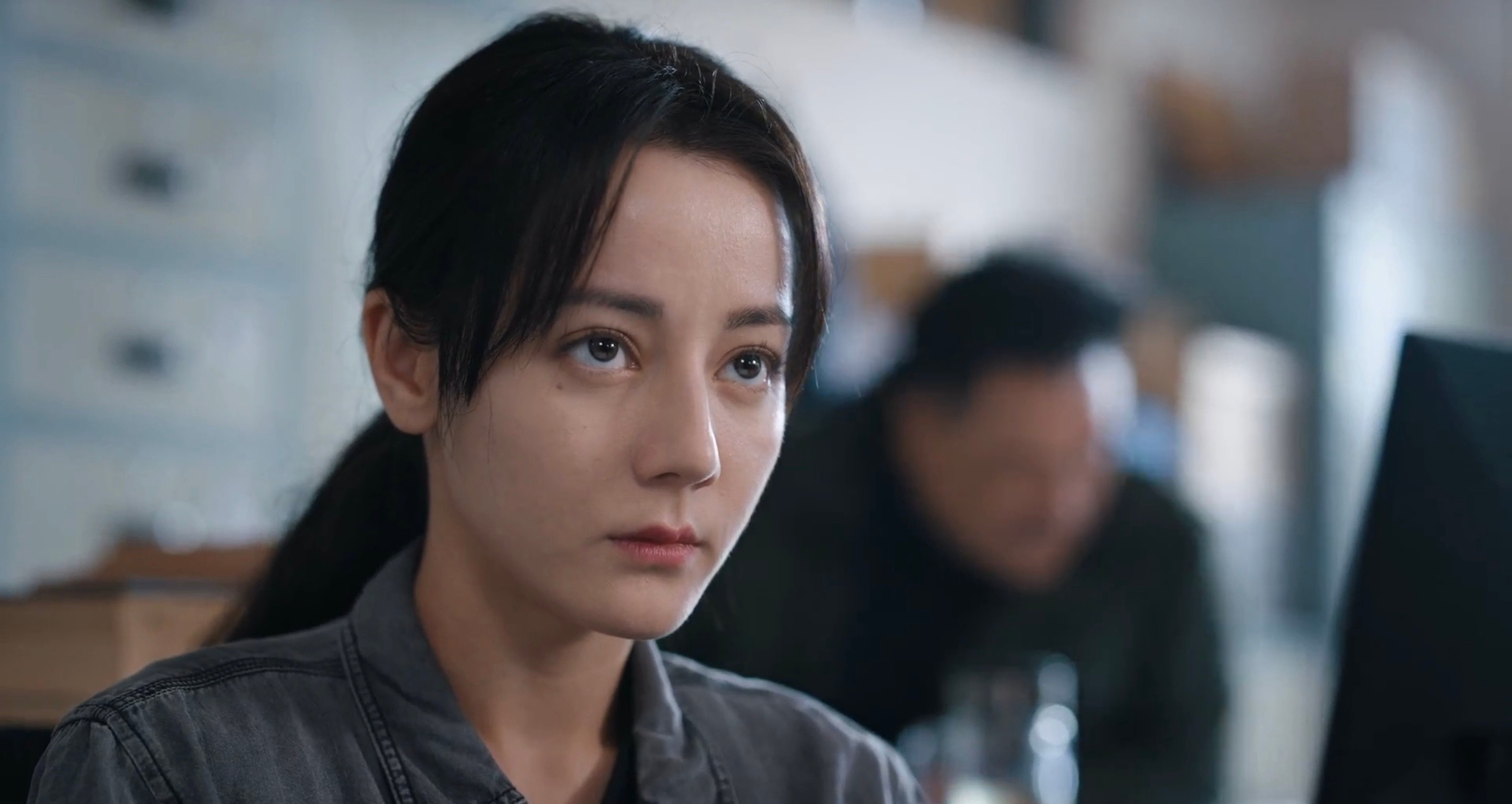 《利剑·玫瑰》第10集结尾，打拐办全员对着白板重新梳理拐卖案。邓妍分析“瘸哥”及
