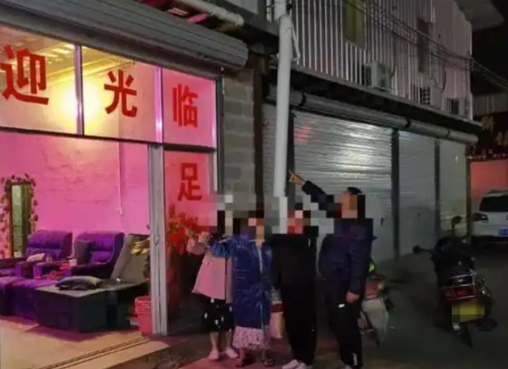 湖南长沙，一男子路经一家足浴店，门口的套餐吸引了他。男子立刻进去点了个按摩套餐，