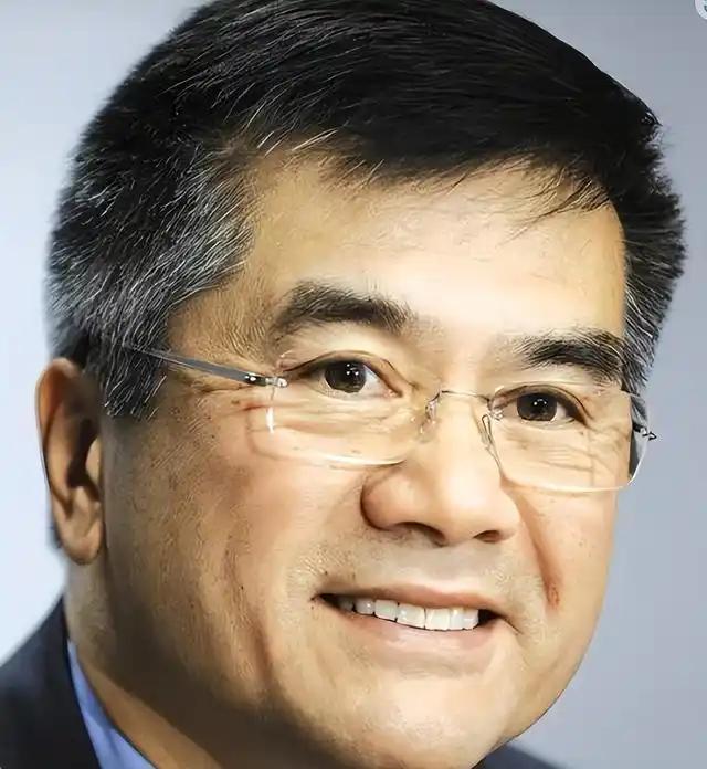 美国有不少华人血统的政要企业家，像骆家辉、黄仁勋等，很少为母国说话办事。就说骆