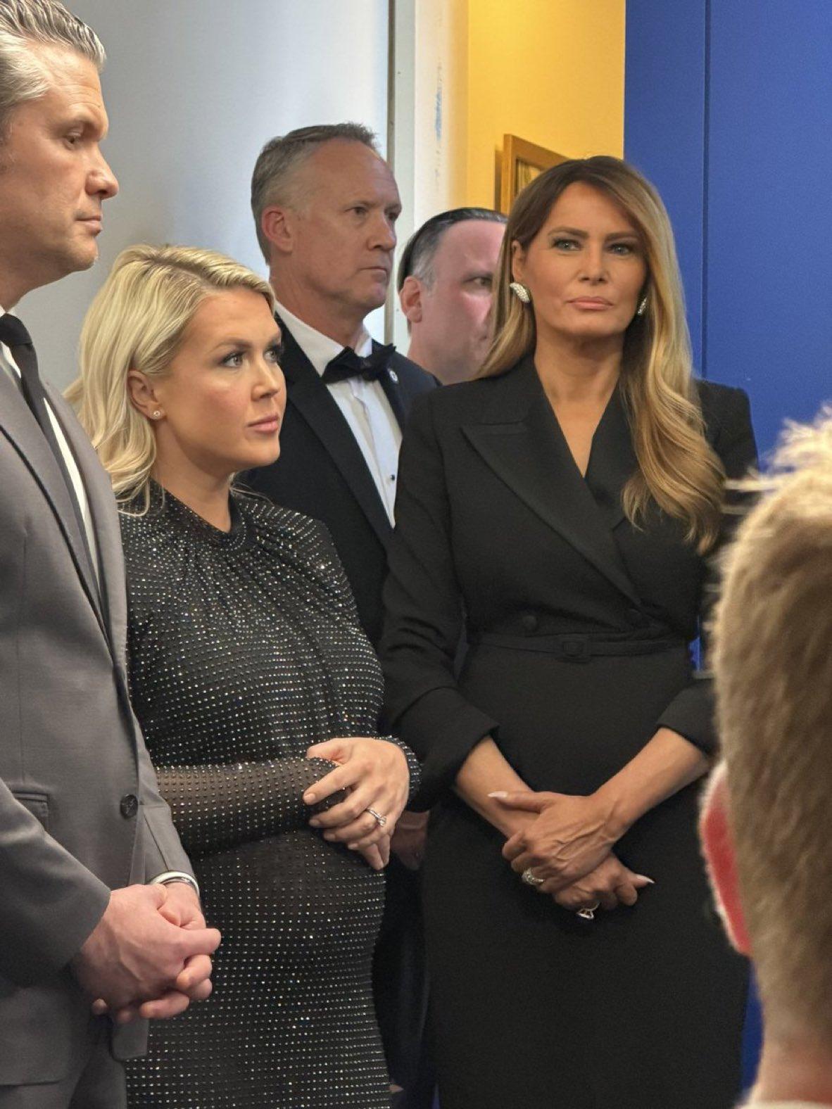 白宫发言人卡罗临琳的肚子很大了，估计很快又要生娃了，实话实说，她叭叭起来真没