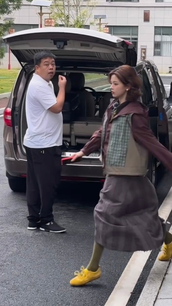 姐感十足好温柔，走过全是香气~杨超越非来不可​​​
