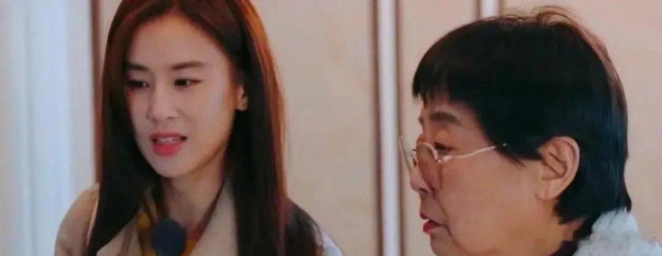 我问我妈，为什么节目里黄圣依的妈妈上海话、英文和普通话混着说？她瞥了我一眼，端着