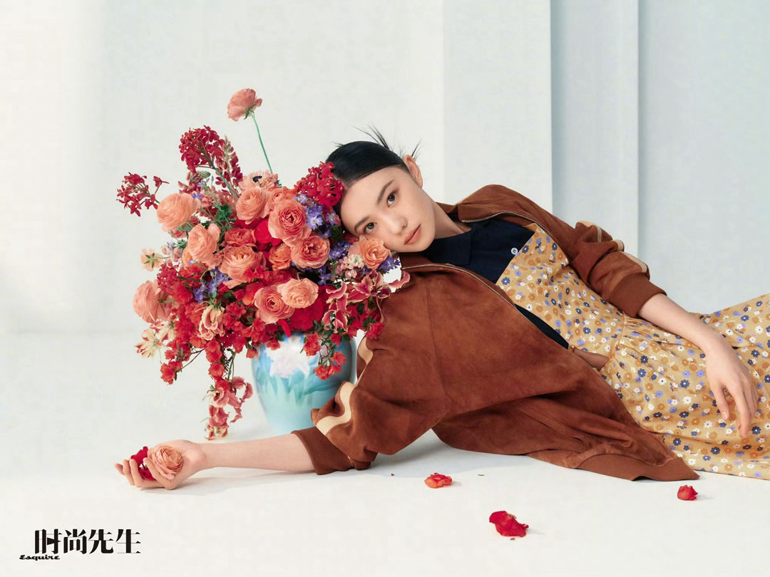 刘浩存登封时尚先生Esquire四月刊，来自MiuMiu的助力加持，正式解锁