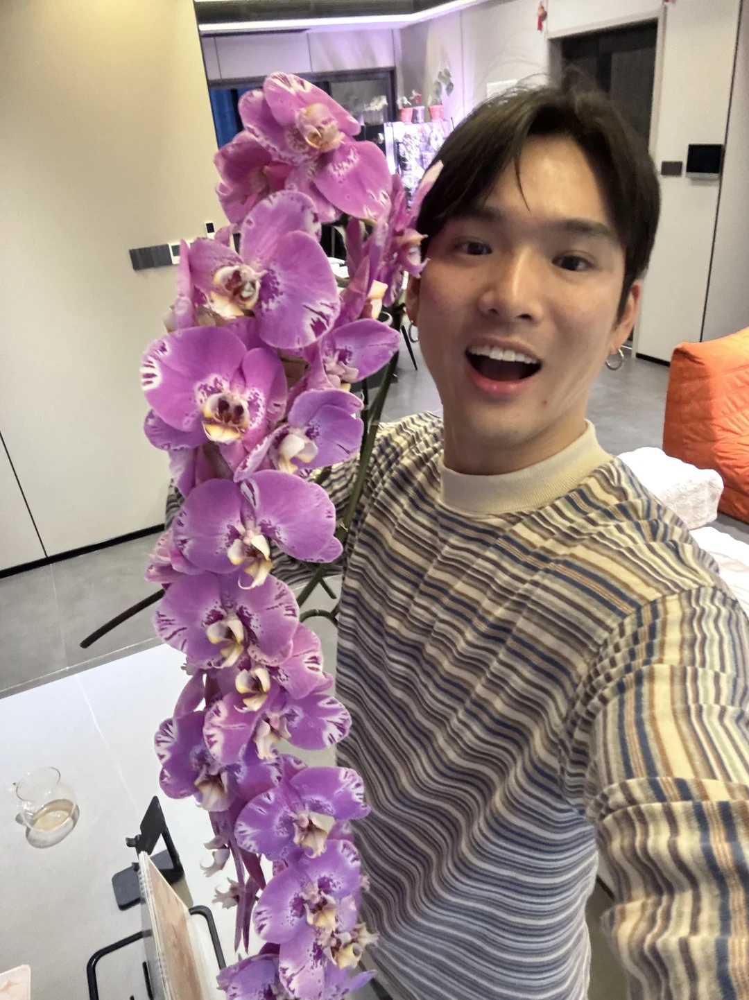 分享下我养的花吧。 三角梅 这两年陆续买了20多盆三角梅，因为花颜色多...