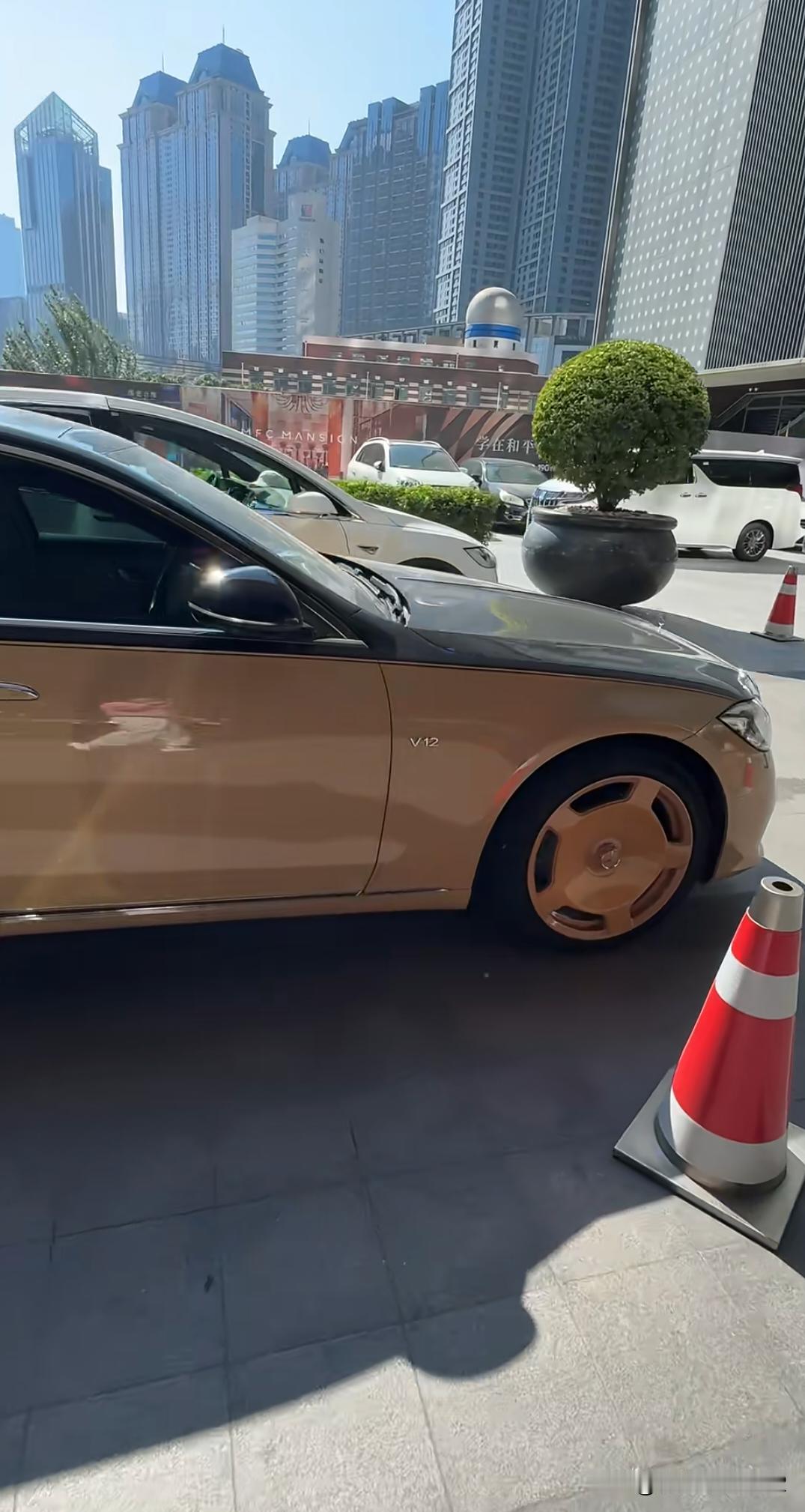 V12的迈巴赫，他这个贴的双拼色拉花是不是贴反了？上面是深色，下面是浅色？闺蜜