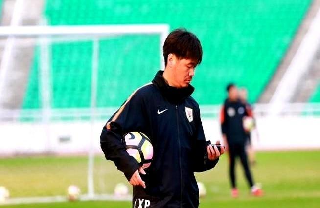 崔康熙走人，李霄鹏上位？别急着喊“回家了”。他带过泰山，更衣室熟，保级有功，