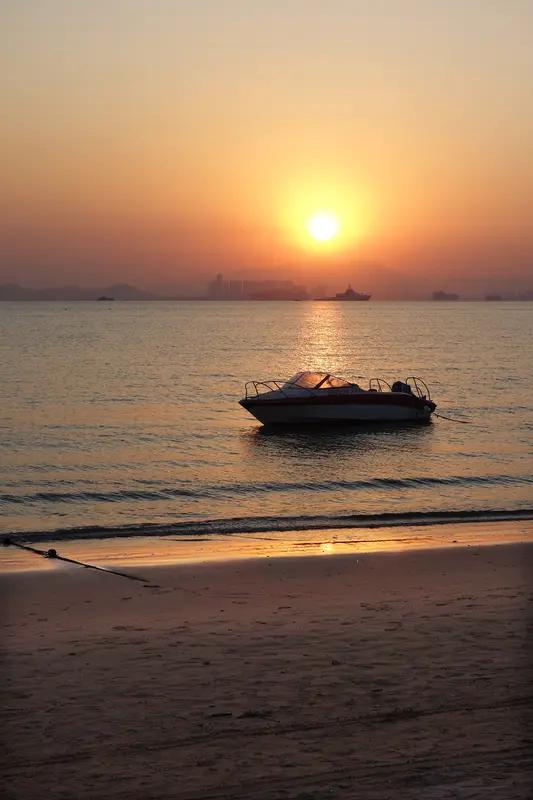 相册里总有那么几张照片，每次翻到都会心头一暖。我最满意的那张，是在海边拍的落日。