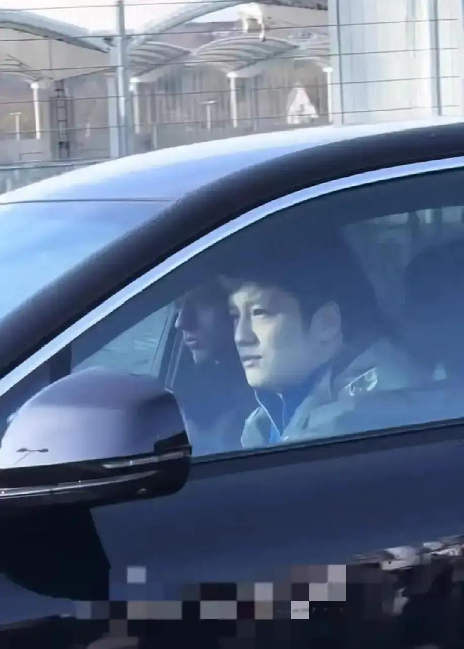 樊振东在德国超市买菜时，手腕上的监测器正实时向科隆体大传回数据。你看他拎购