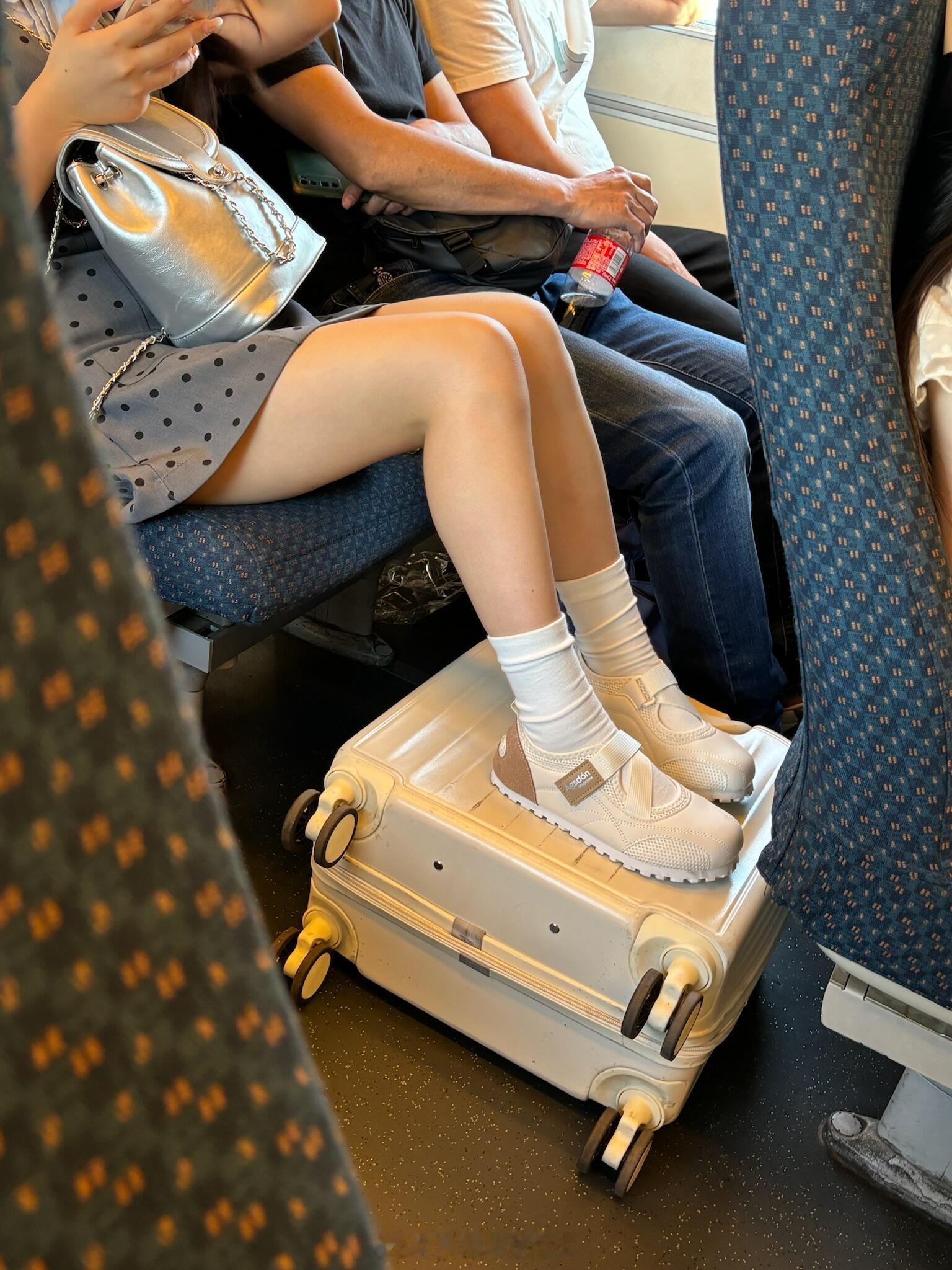 我去！！！坐高铁看见的坐高铁去旅游无意间看到后面小姐姐把腿放箱子上这样就不用