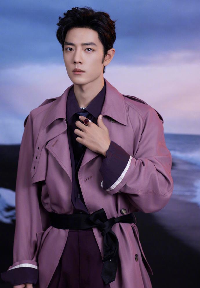 肖战凭一套紫粉战袍，炸翻了热搜。谁能想到，这竟是为新剧《梦中的那片海》预热？