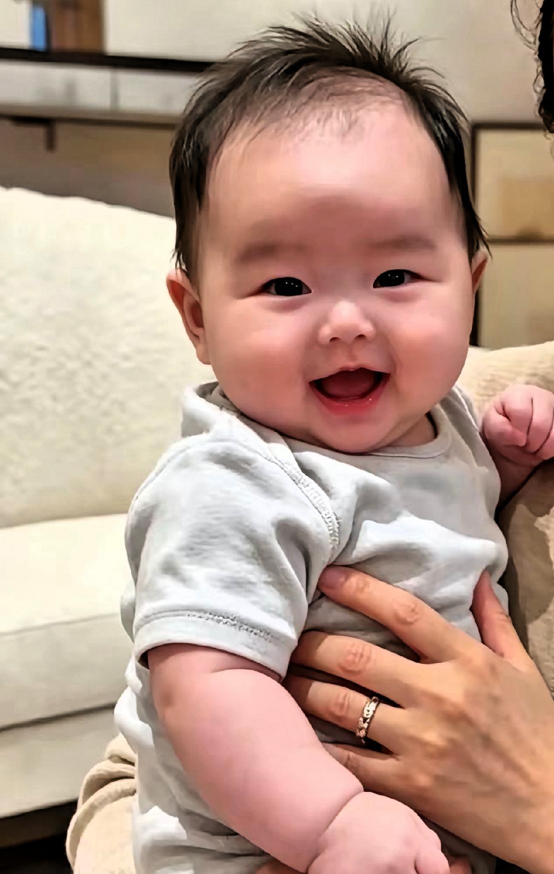 血脉相连太奇妙！小玥儿一出现，汪小菲小儿子判若两人都说亲情是刻在骨子里的羁