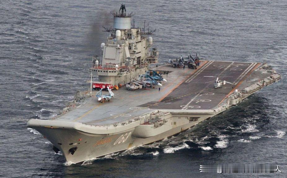 福建舰入列，真正的“杀招”是“满油满弹”这四个字！很多人以为，这只是中国的第一艘