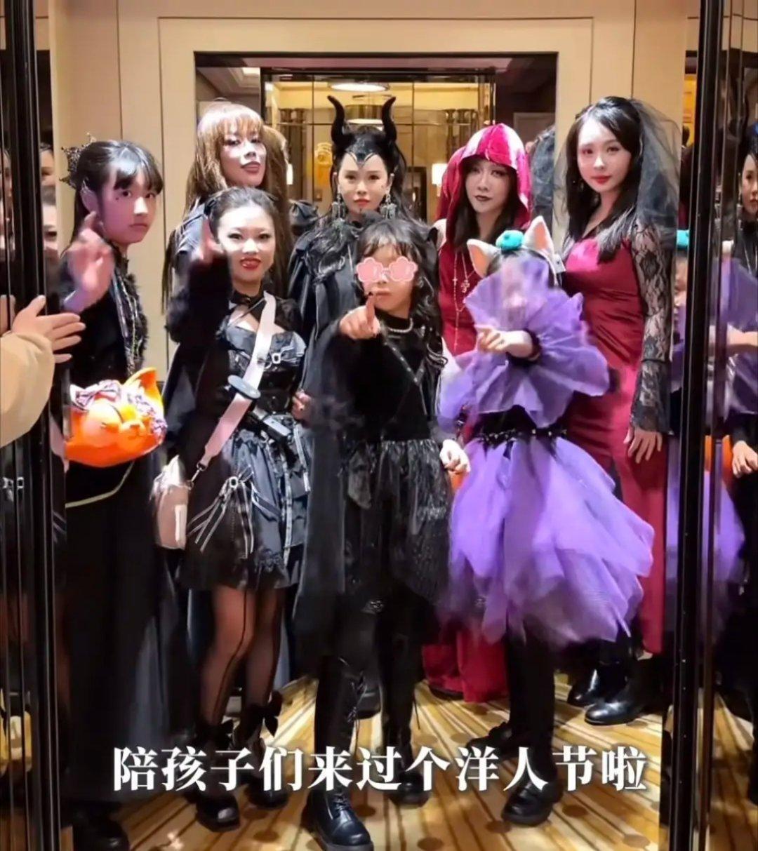 伊能静在迪士尼“过洋节”，57岁还扮可爱，9岁米粒挡脸更像秦昊​​​