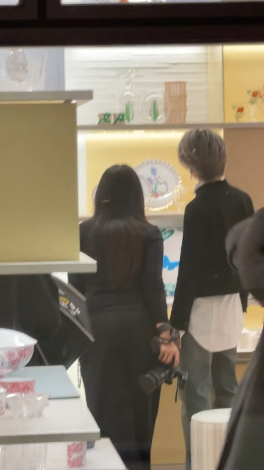 网友在三里屯偶遇了刘雨昕！好漂亮三里屯偶遇刘雨昕网友三里屯偶遇刘雨昕