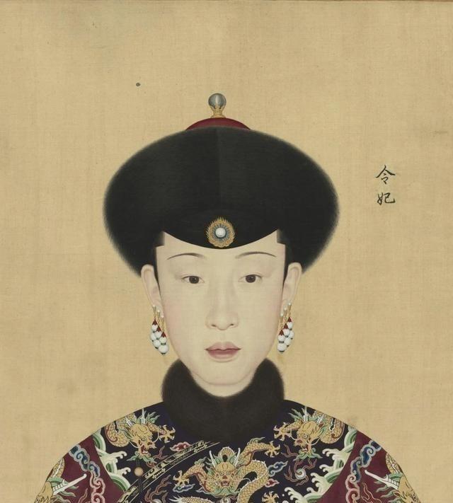 1766年，高龄的令妃产子不久，乾隆前来探望。看着令妃丰满成熟的身体，乾隆眼冒精