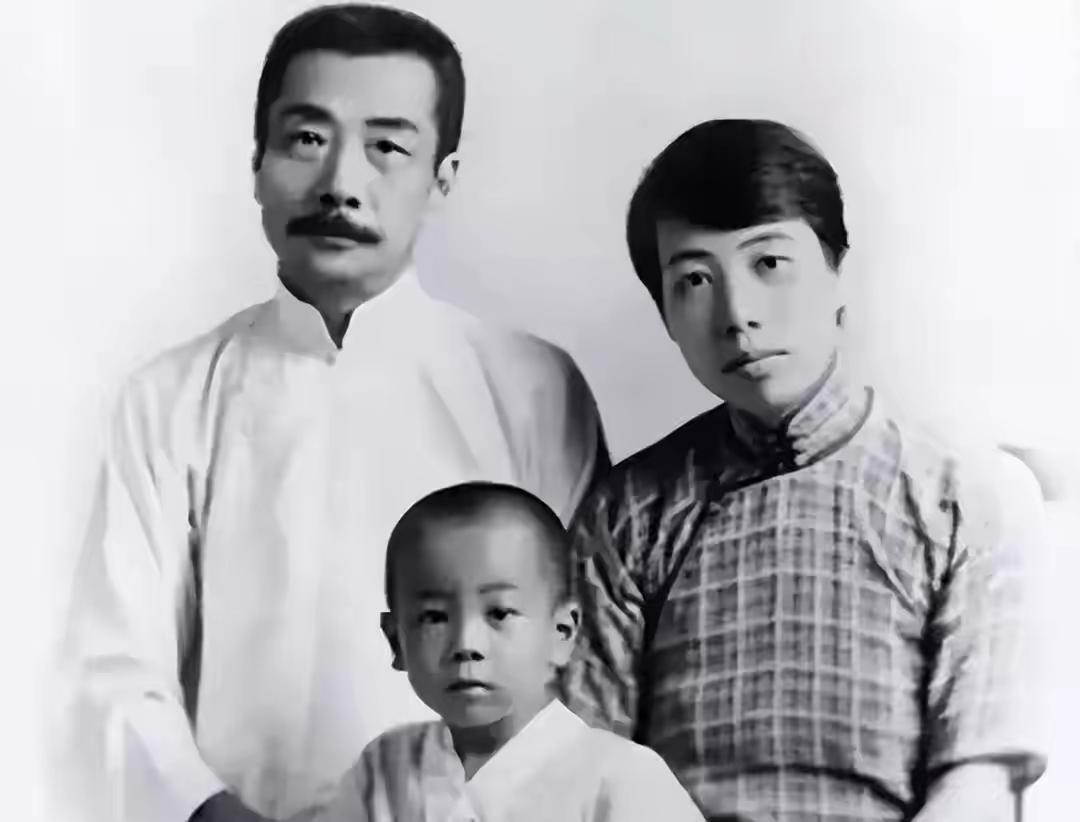 1929年，因避孕失败，许广平意外怀上儿子。坚持丁克的鲁迅，看到儿子第一眼后，竟