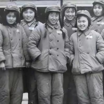 1979年，知青戴建国不顾家人的反对，硬娶痴傻的程玉风为妻。新婚夜，正当戴建国流